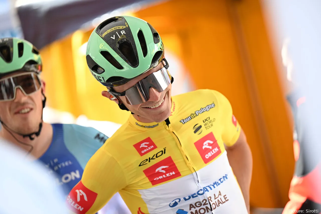 Paul Lapeira se fue al suelo con el maillot amarillo puesto