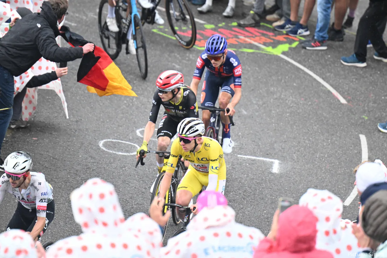 Oscar Onley, junto a Tadej Pogacar y Jonas Vingegaard en el Tour de Francia 2025