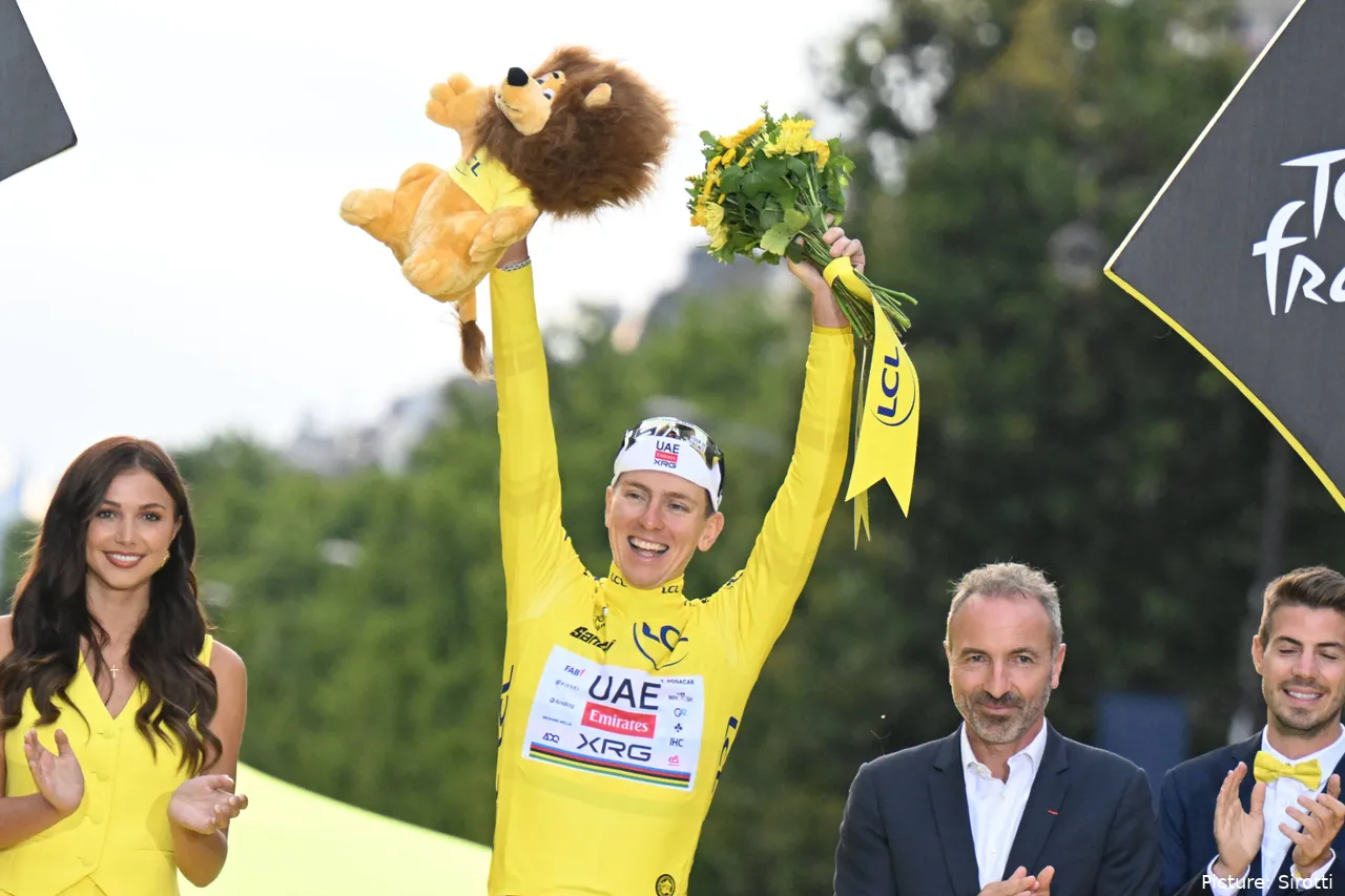 Tadej Pogacar, de buen rollo con sus compañeros tras sus victorias en el Tour de Francia.&nbsp;