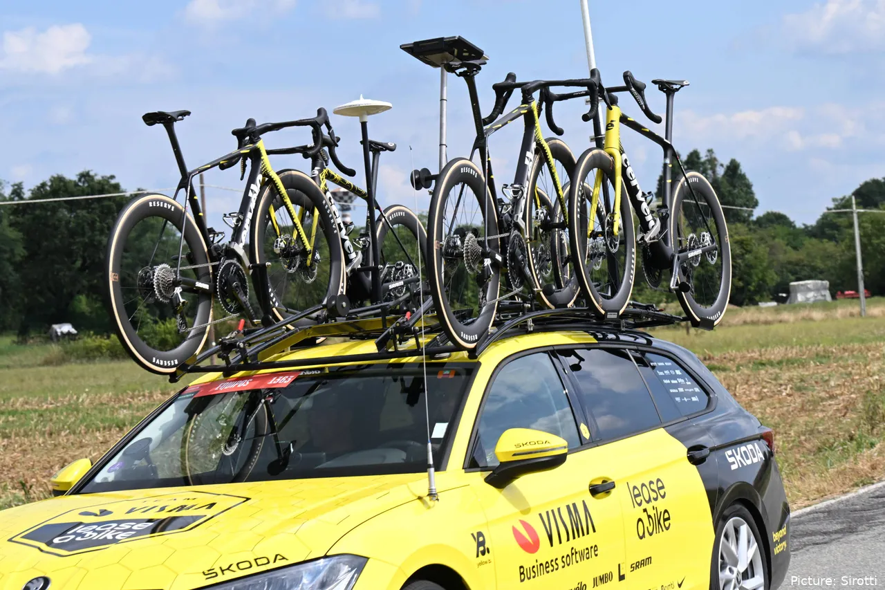 El coche del equipo Visma llevó muy pocas bicis en la etapa 4 de La Vuelta