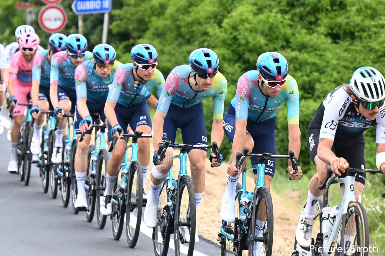 El XDS Astana Team se está marcando una temporada 2025 espectacular