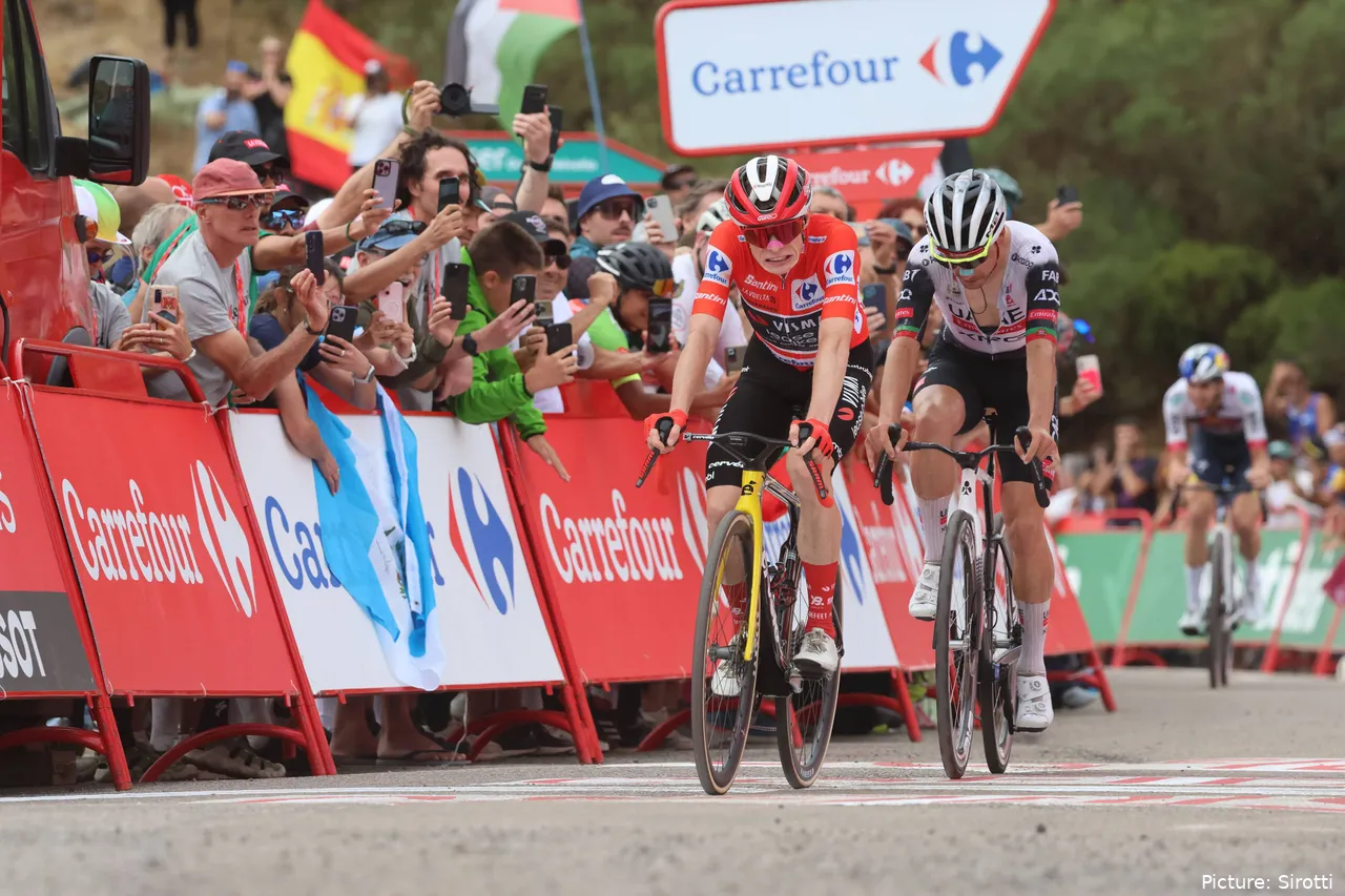 Lucha de Almeida con Jonas Vingegaard en La Vuelta.