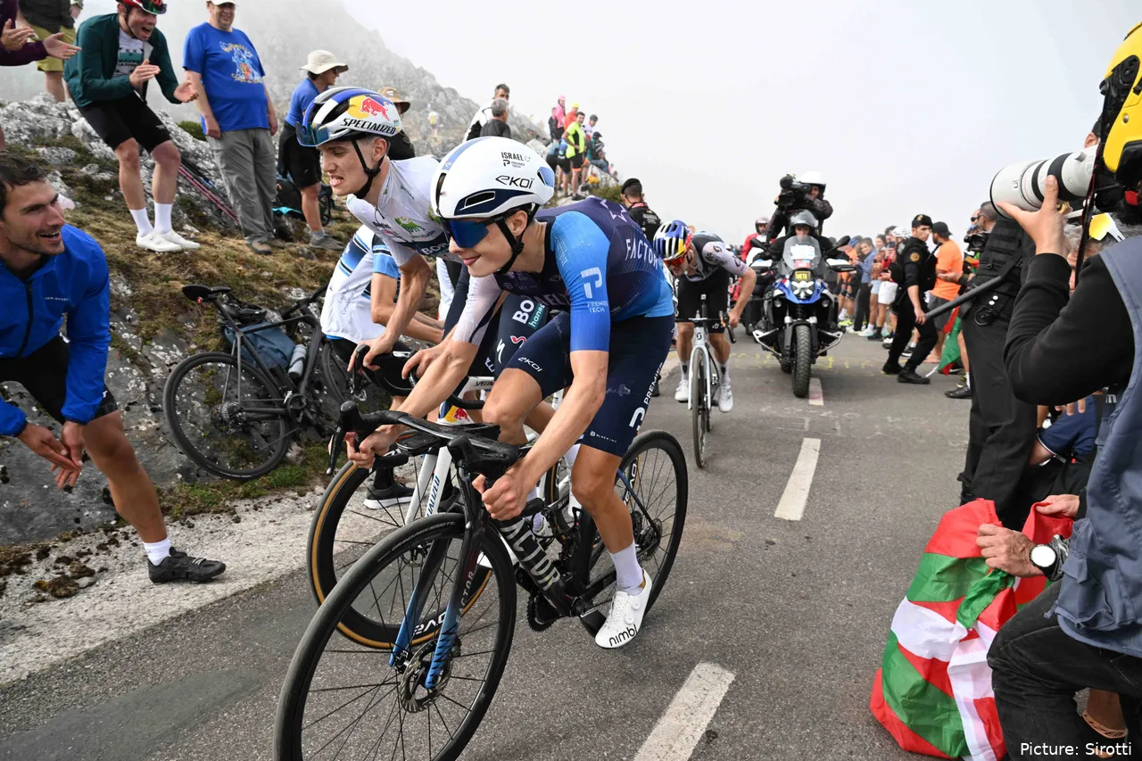 Giulio Pellizzari (izquierda), Matthew Riccitello (delante) y Tom Pidcock (detrás) en Angliru.