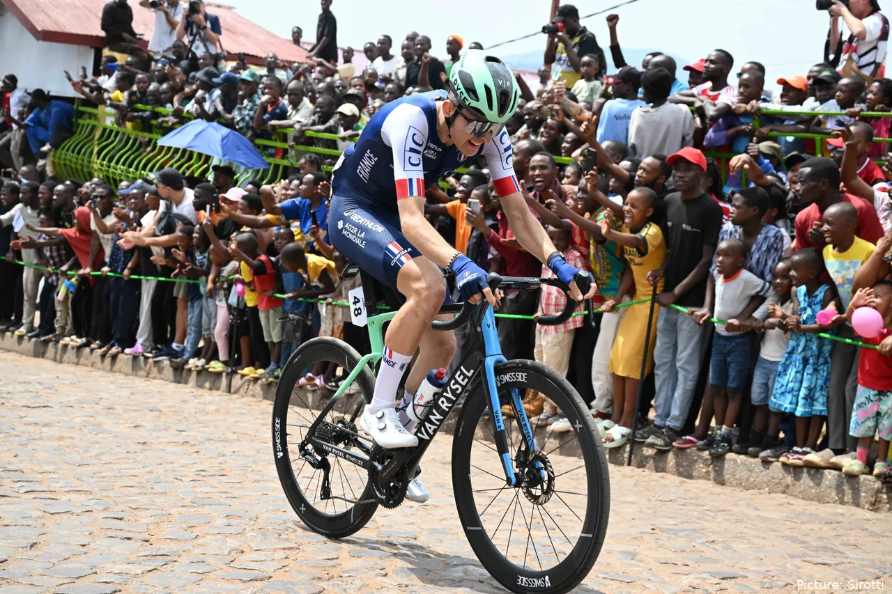 Paul Seixas, en acción en en el Mundial de ciclismo de Kigali