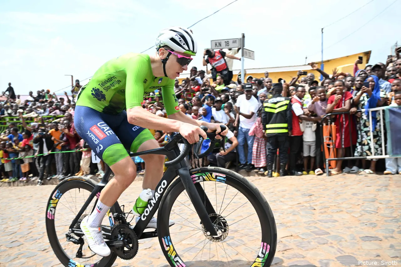 Tadej Pogacar ganó el Mundial de Kigali con un ataque a 104 km de meta