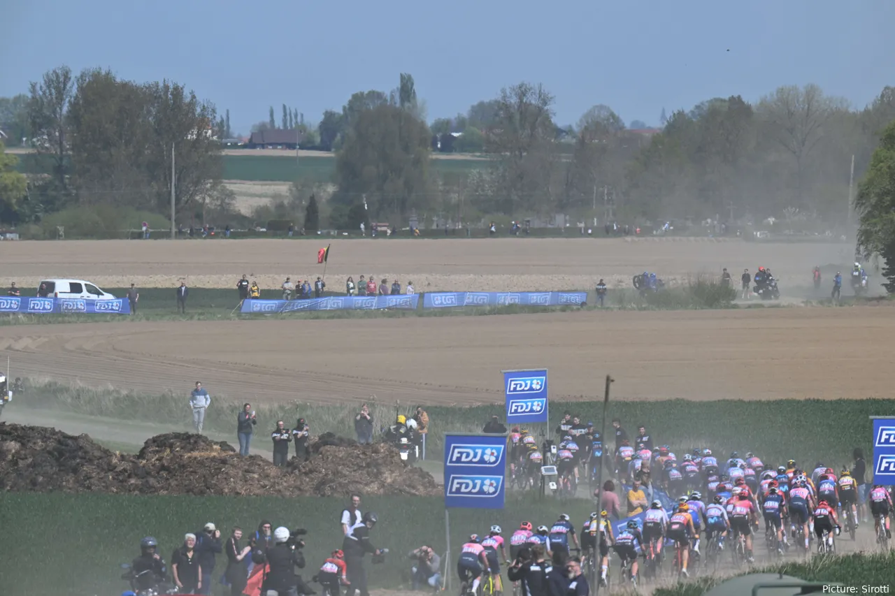 2022 Paris-Roubaix peloton.&nbsp;@Sirotti