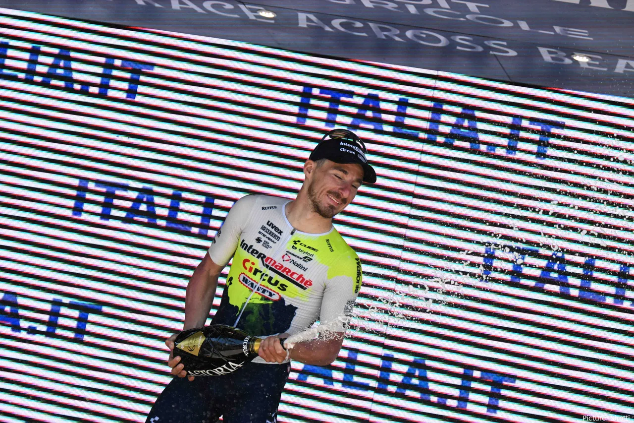 Niccolò Bonifazio pendura a bicicleta no final de 2024