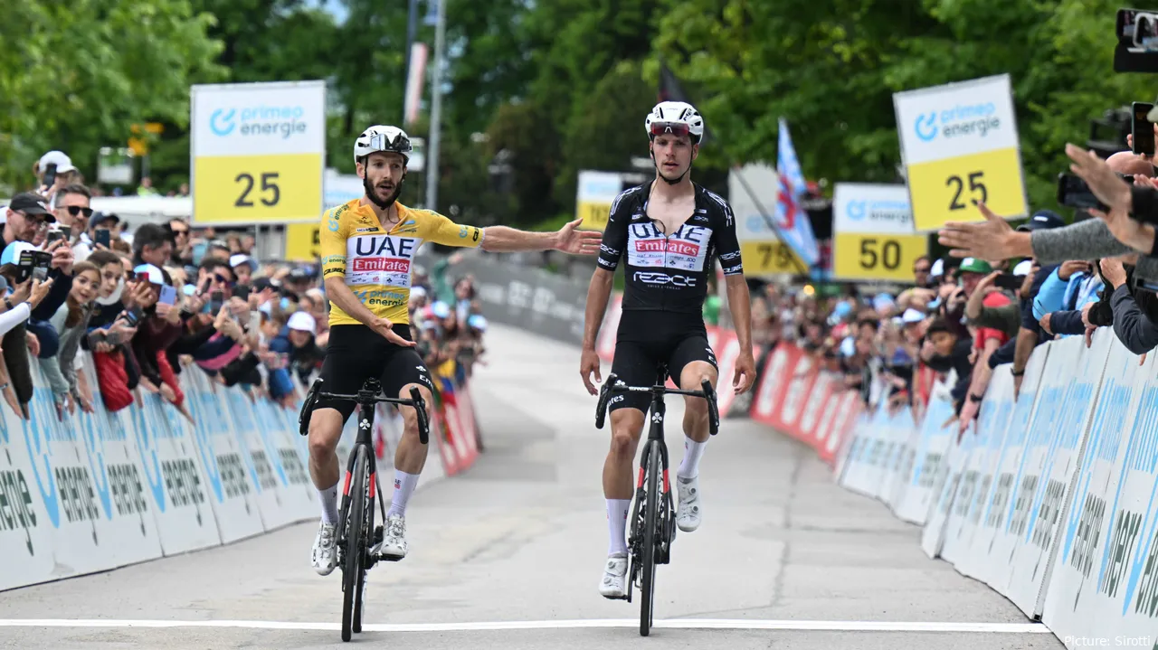 Adam Yates faz uma vénia a João Almeida na Volta à Suíça