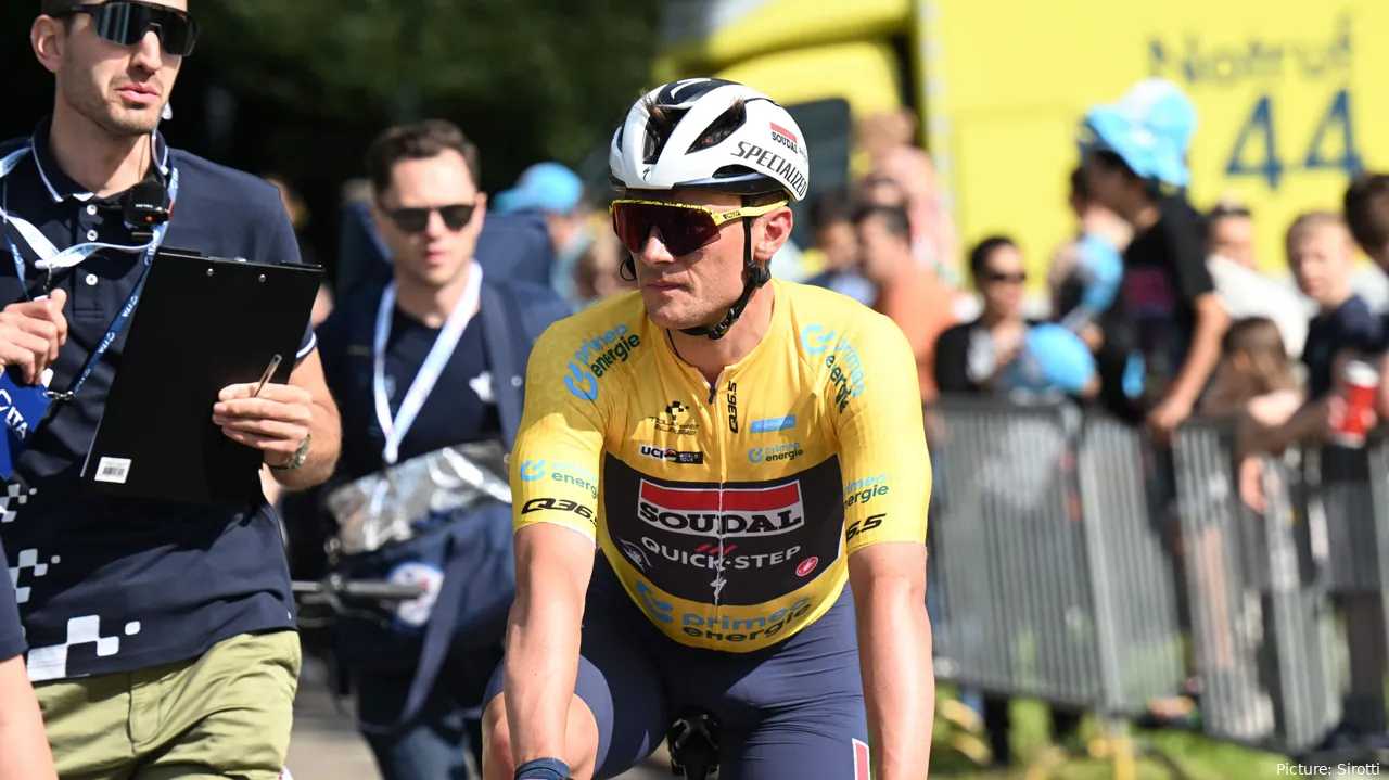Remco Evenepoel envergando a Camisola Amarela durante o Criterium du Dauphine 2024