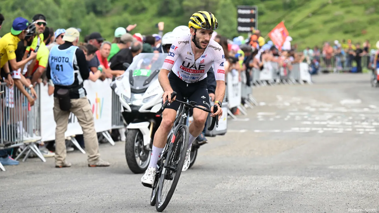 Adam Yates é irmão de Simon Yates e corre pela UAE Team Emirates, de Tadej Pogacar