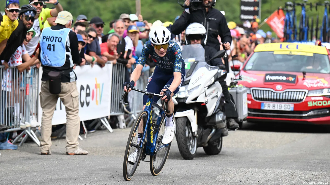 Jonas Vingegaard venceu a etapa 11 do Tour à frente de Tadej Pogacar