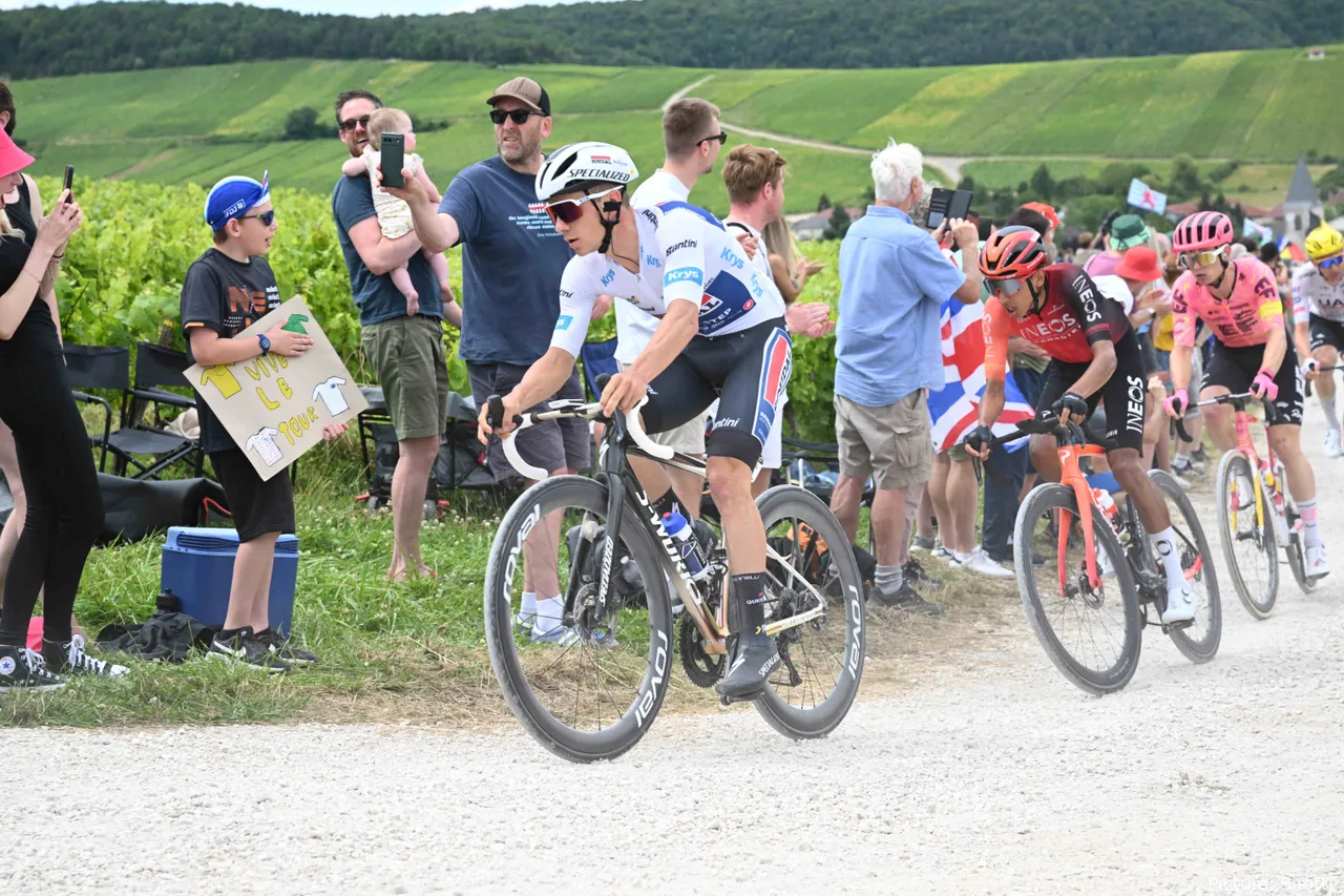Remco Evenepoel atacou a mais de 70 km da meta, na etapa 9