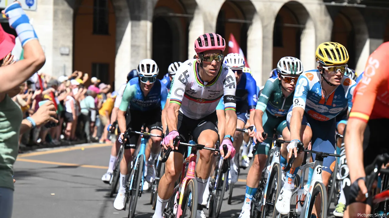Rui Costa era um dos gregários de Richard Carapaz mas teve de abandonar a Vuelta depois de uma queda no fim da 5ª etapa