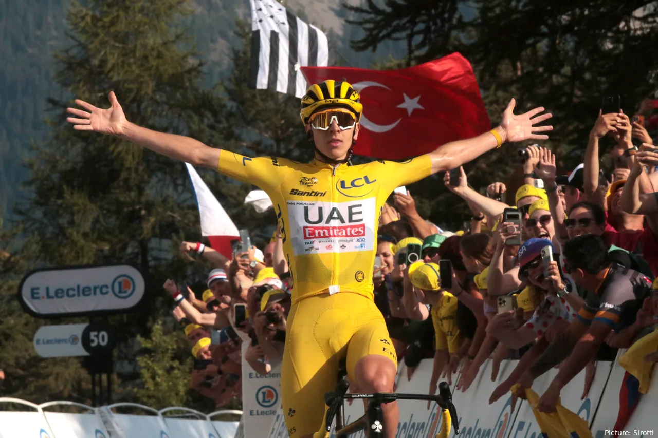 Pogacar é o primeiro ciclista a conseguir a dobradinha Giro-Tour, no século XXI