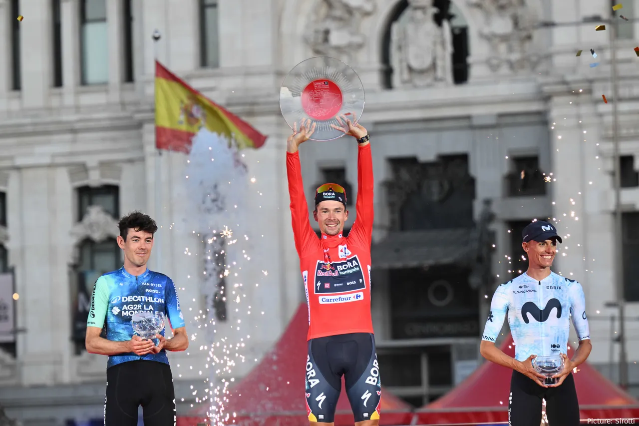 Pódio final da Vuelta 2024 com Primoz Roglic (1º), Ben O'Connor (2º) e Enric Mas (3º)