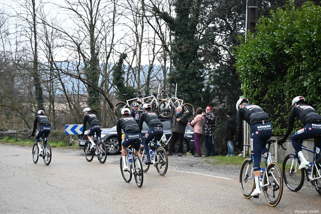 Soudal - Quick-Step leaving the peloton