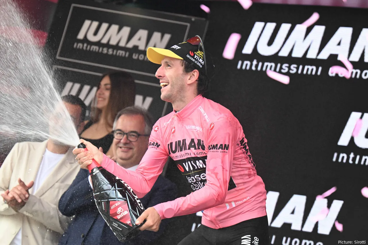 Simon Yates abre o champanhe após vestir a Rosa na estapa do Colle delle Finestre
