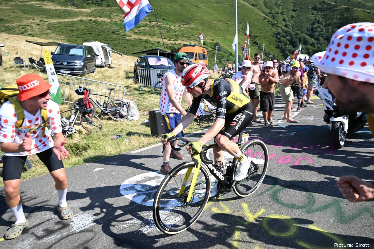 Jonas Vingegaard rebentou no final da subida a Hautacam