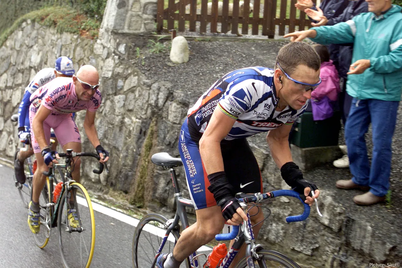 Een van Armstrongs grote rivalen Marco Pantani (L) worstelde met verslaving voor zijn vroegtijdige dood in 2004
