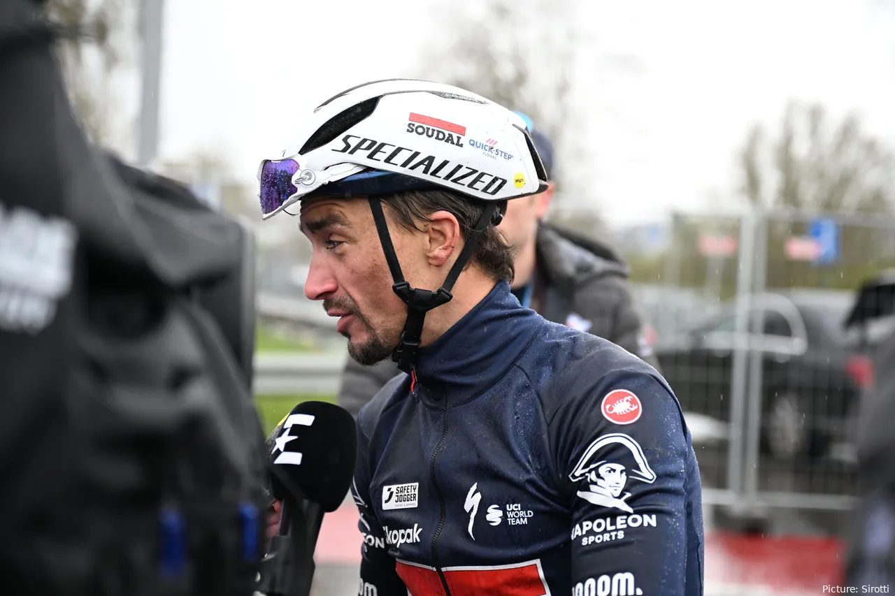Julian Alaphilippe tijdens een interview