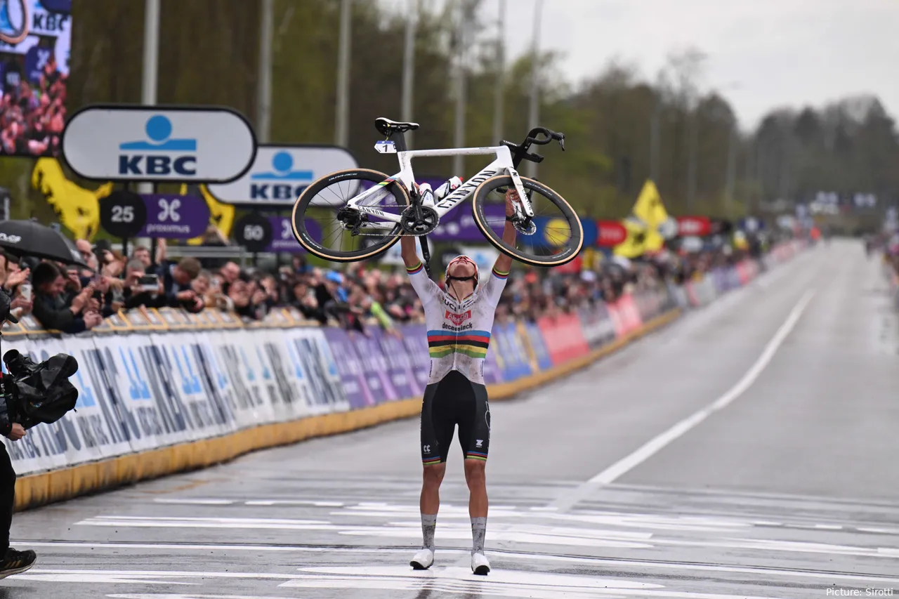 Mathieu van der Poel wint Ronde van Vlaanderen voor de derde keer