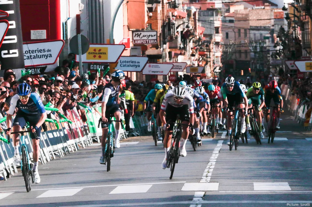Tadej Pogacar werd in de openingsetappe van de Volta a Catalunya verschalkt door Israël - Premier Tech. @Imago