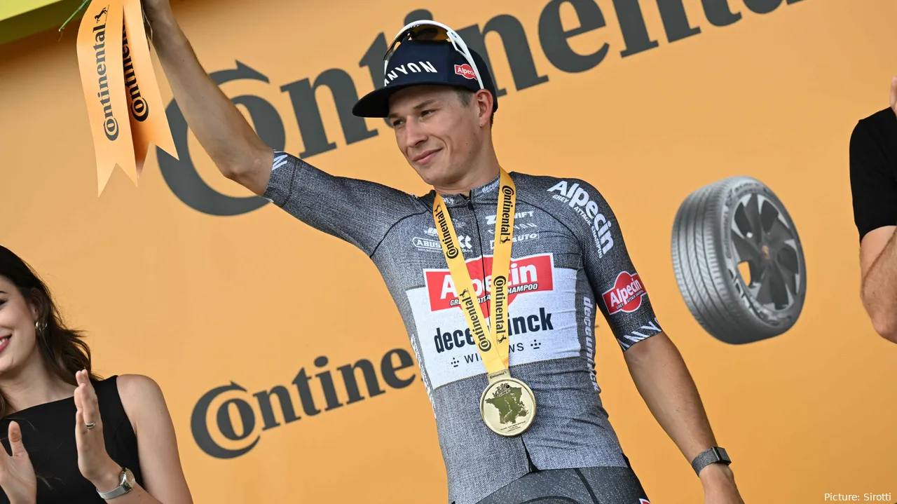 Jasper Philipsen op het podium na het winnen van de 16e etappe in de Tour de France 2024.