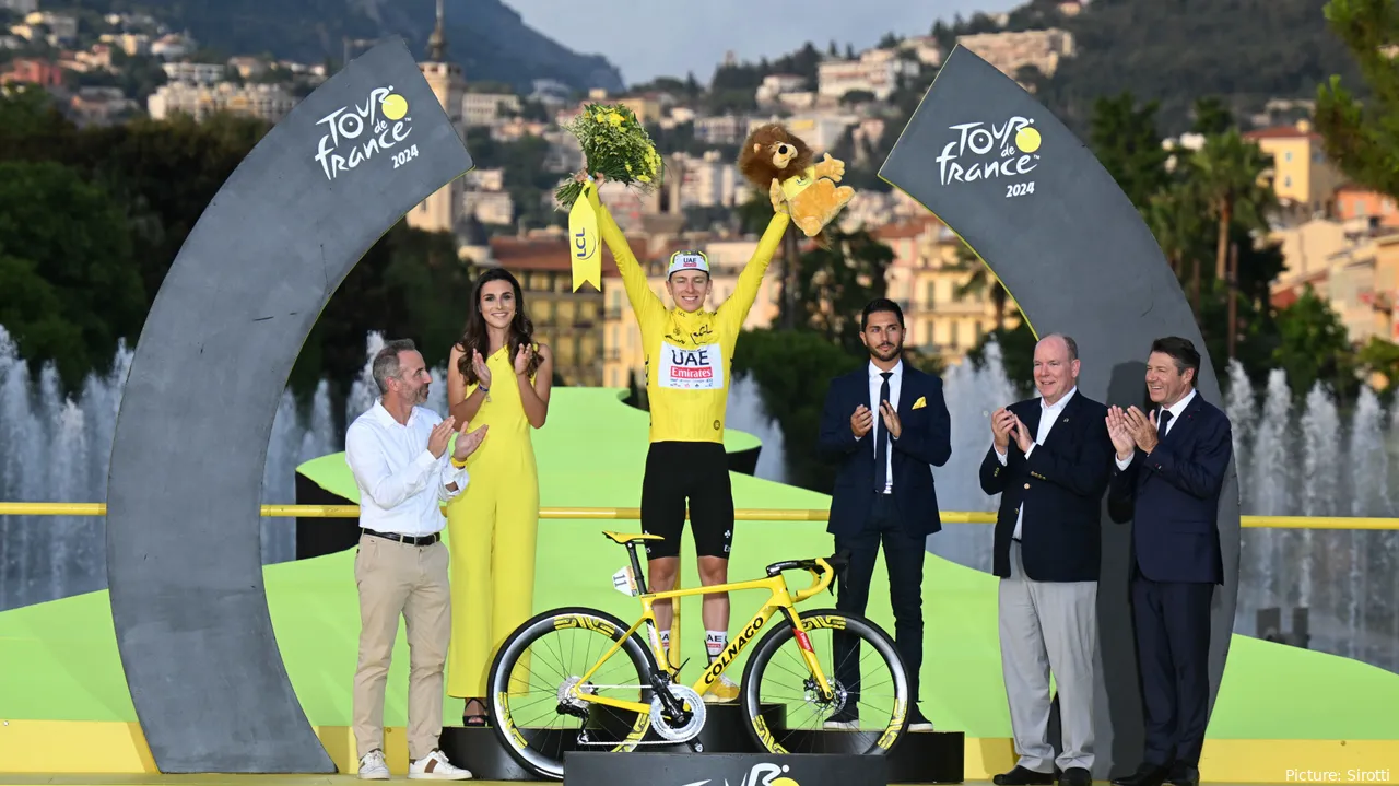 Pogacar viert zijn overwinning in de gele trui tijdens de Tour de France van 2024&nbsp;