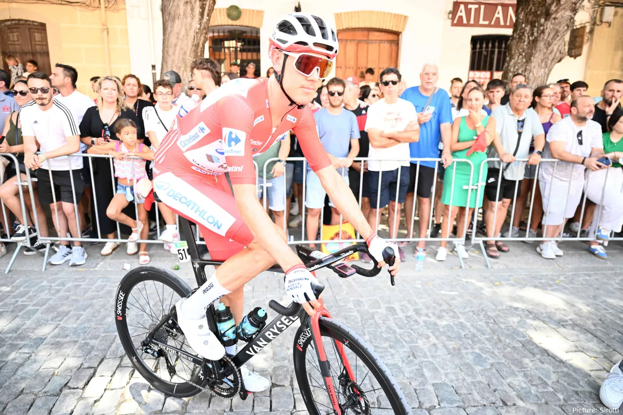 Ben O'Connor heeft na 10 etappes een indrukwekkende voorsprong in het algemeen klassement van de Vuelta a Espana.