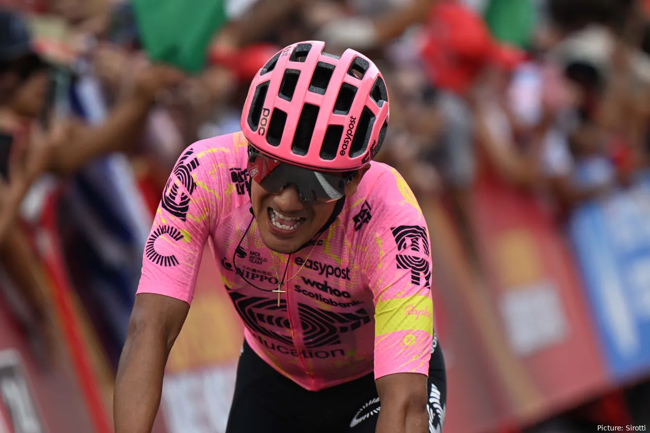 Richard Carapaz eindigt in etappe 9 naar Granada als tweede en pakt flink veel tijd terug op zijn concurrenten.