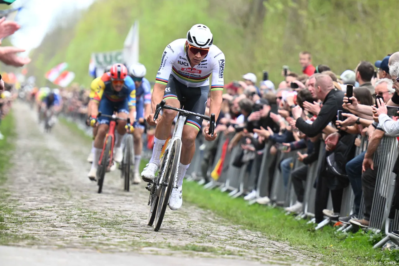 Mathieu van der Poel valt aan op de Trouée d'Arenberg in 2024. @Sirotti