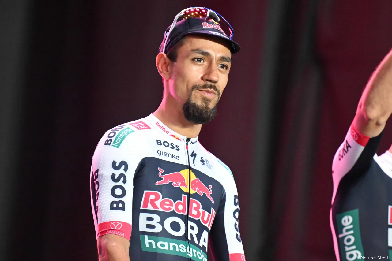 Daniel Martínez werd vorig jaar tweede achter Tadej Pogacar, maar start deze keer als knecht voor Primoz Roglic.