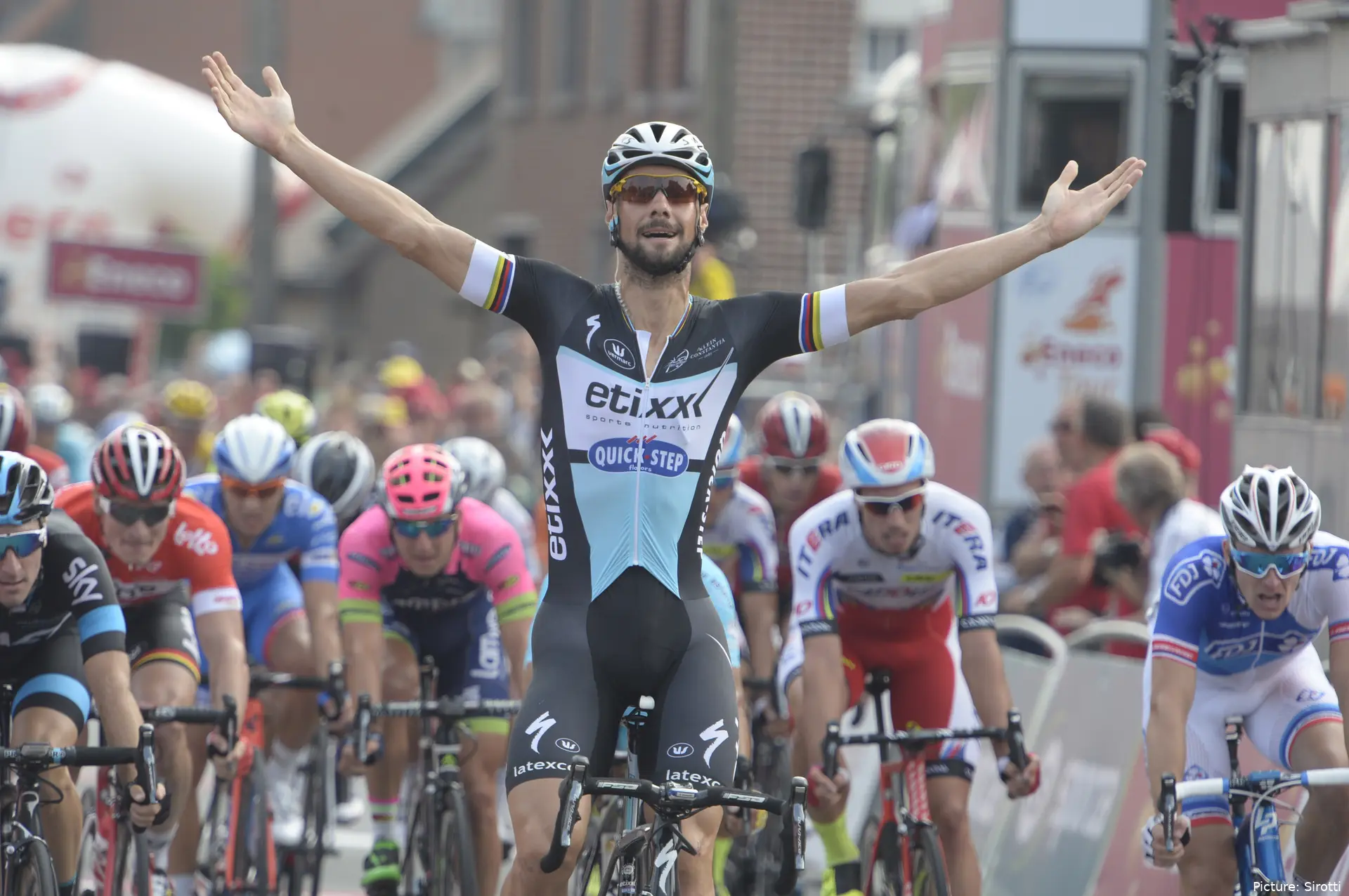 Tom Boonen celebra una victoria con los brazos en alto