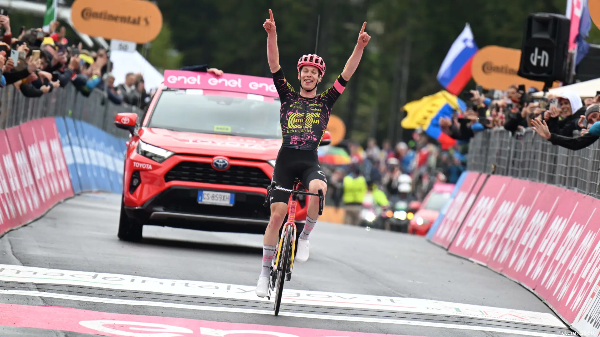 Georg Steinhauser celebra su triunfo; solo tiene 1 victoria profesional, pero ¡qué victoria!