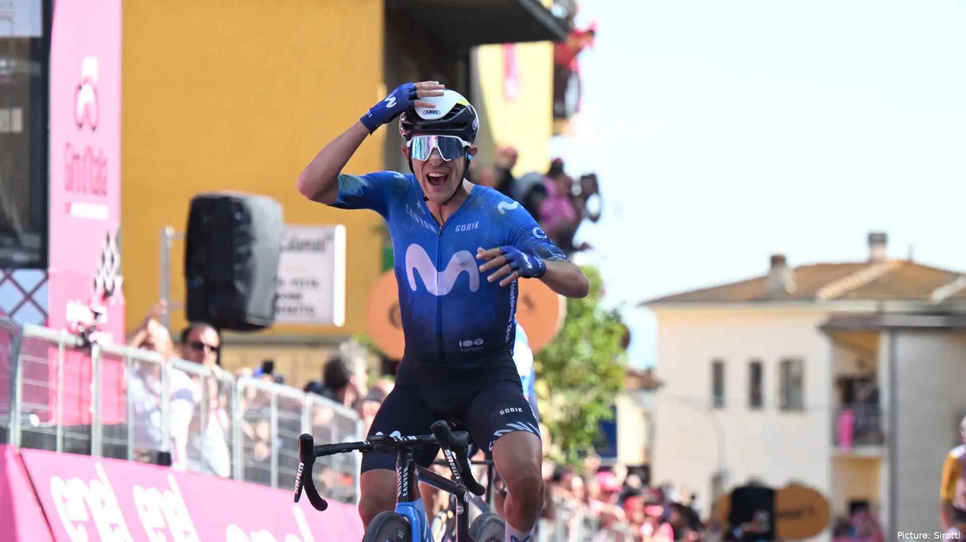 Pelayo Sánchez celebrando su victoria de etapa en el Giro de Italia 2024