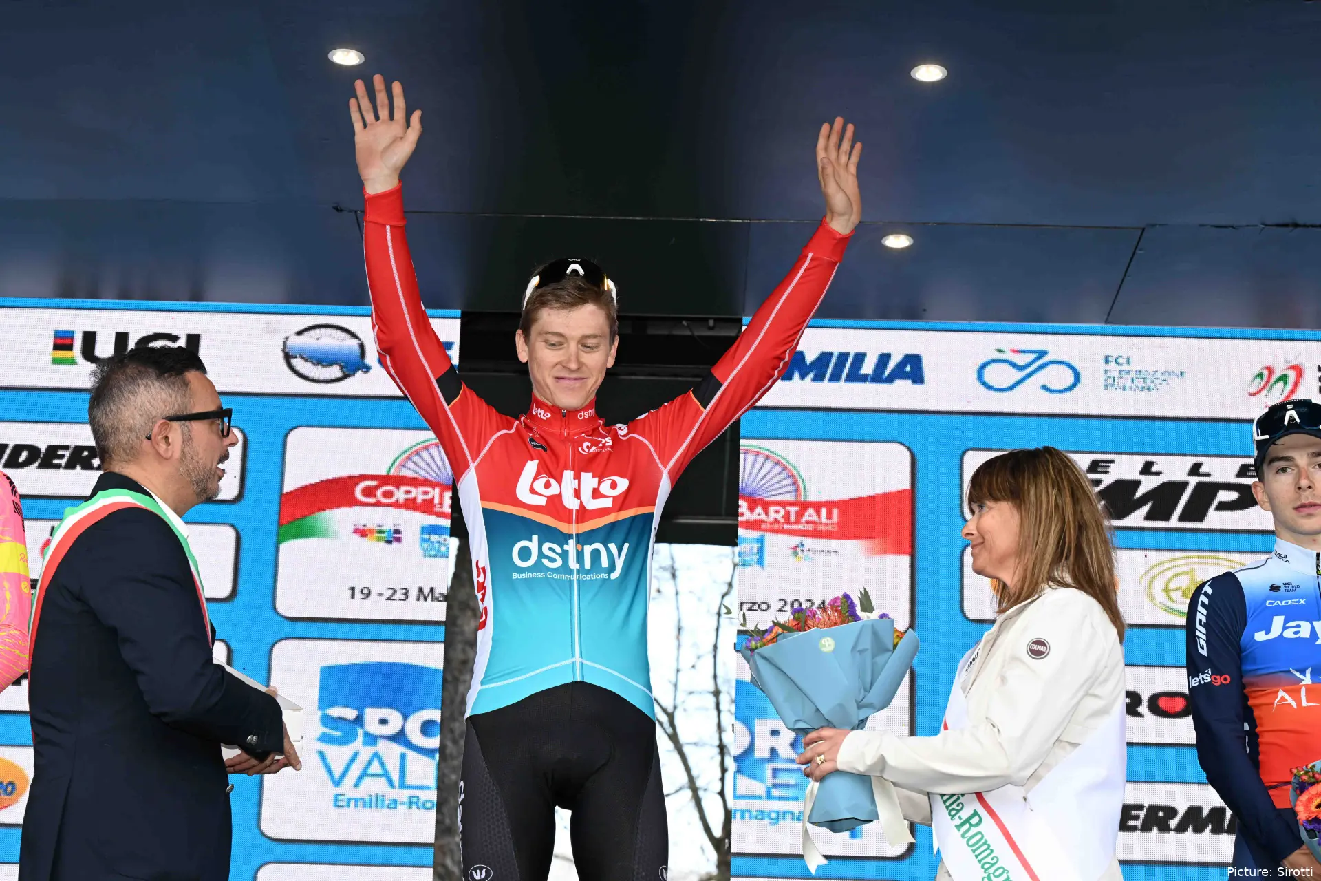 Jenno Berckmoes en el podio tras su victoria en la etapa 5 de la Settimana Coppi e Bartali 2024