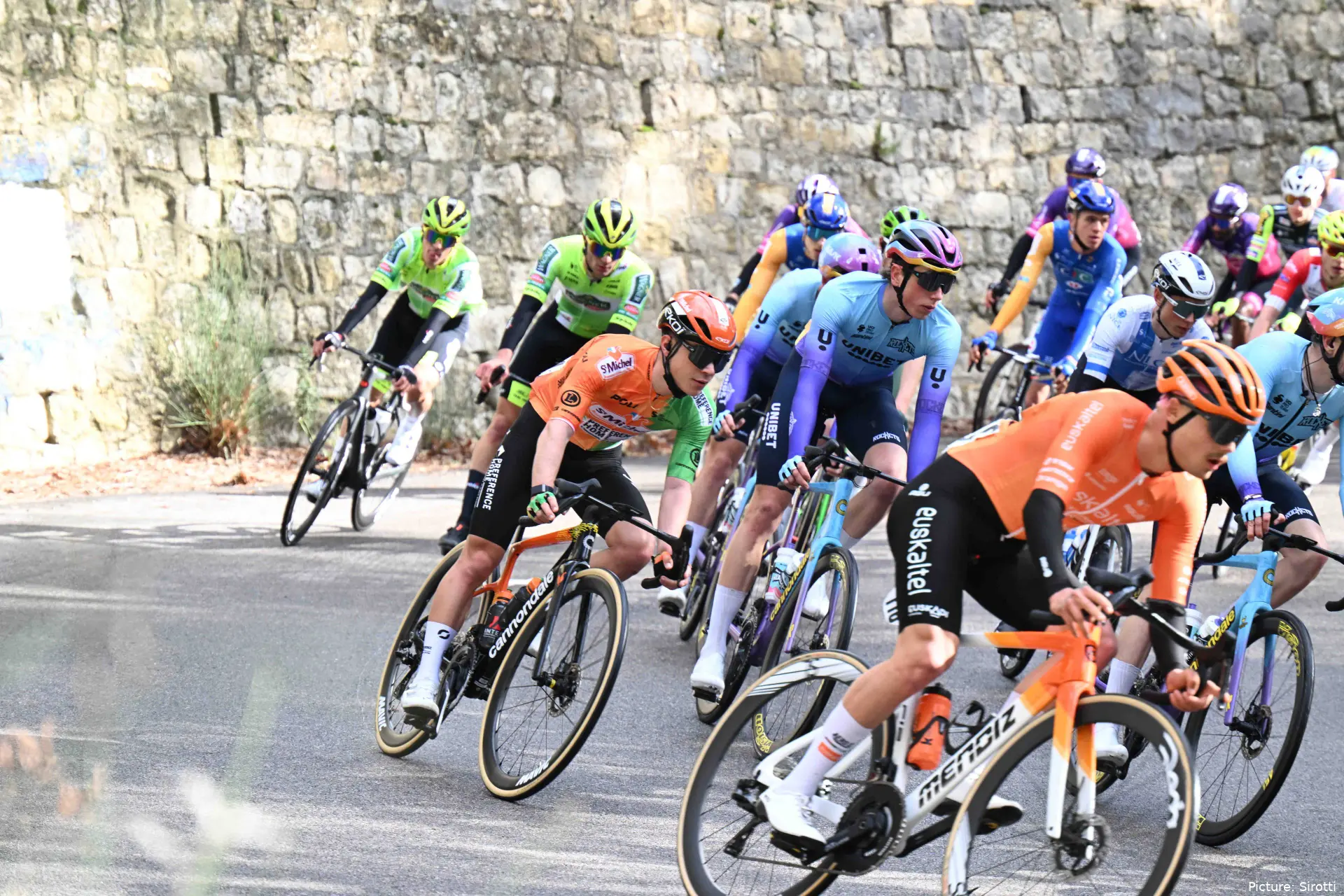 Euskaltel Euskadi, en plena acción durante una carrera
