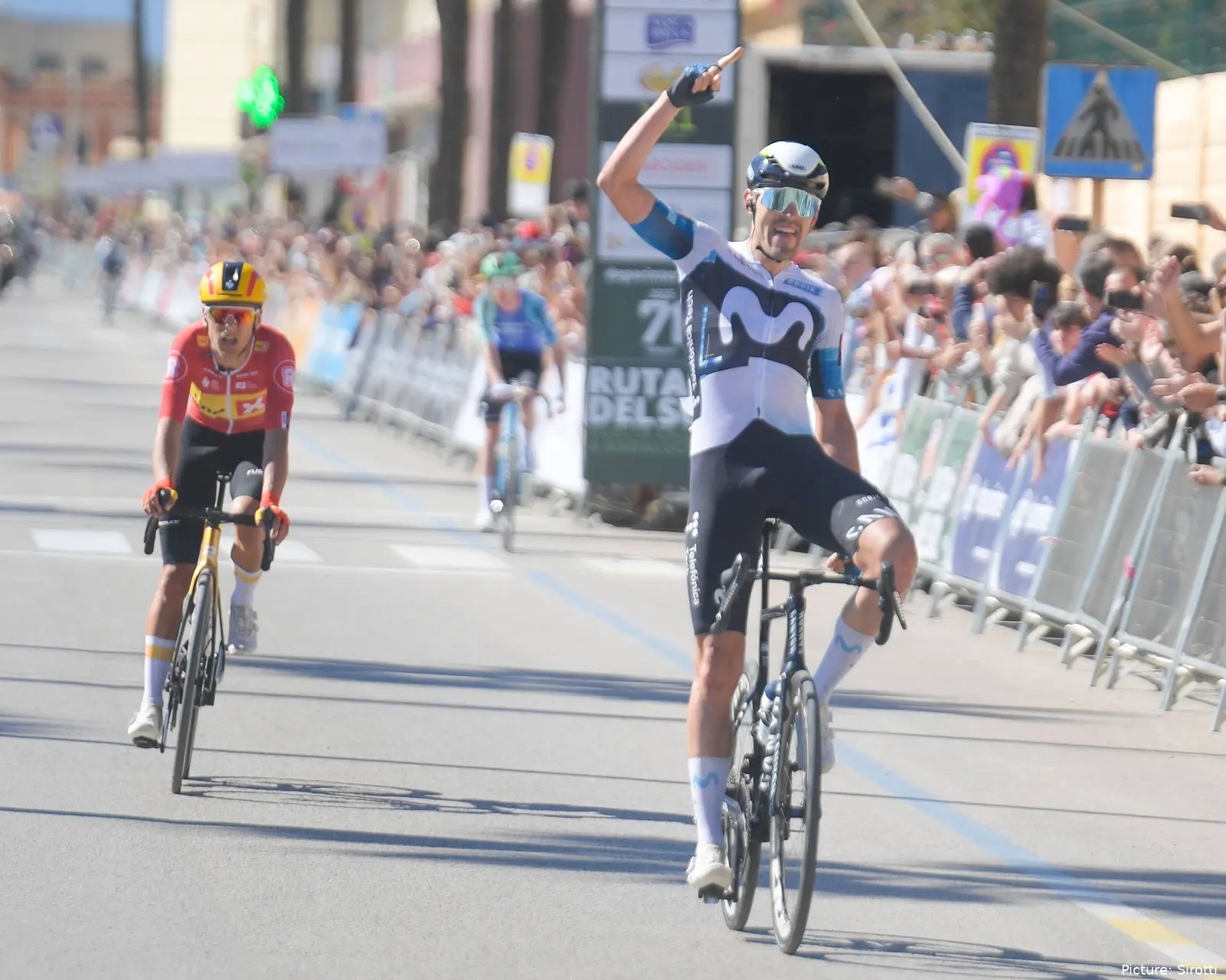 Jon Barrenetxea, celebrando su victoria en la Vuelta a Andalucía 2025