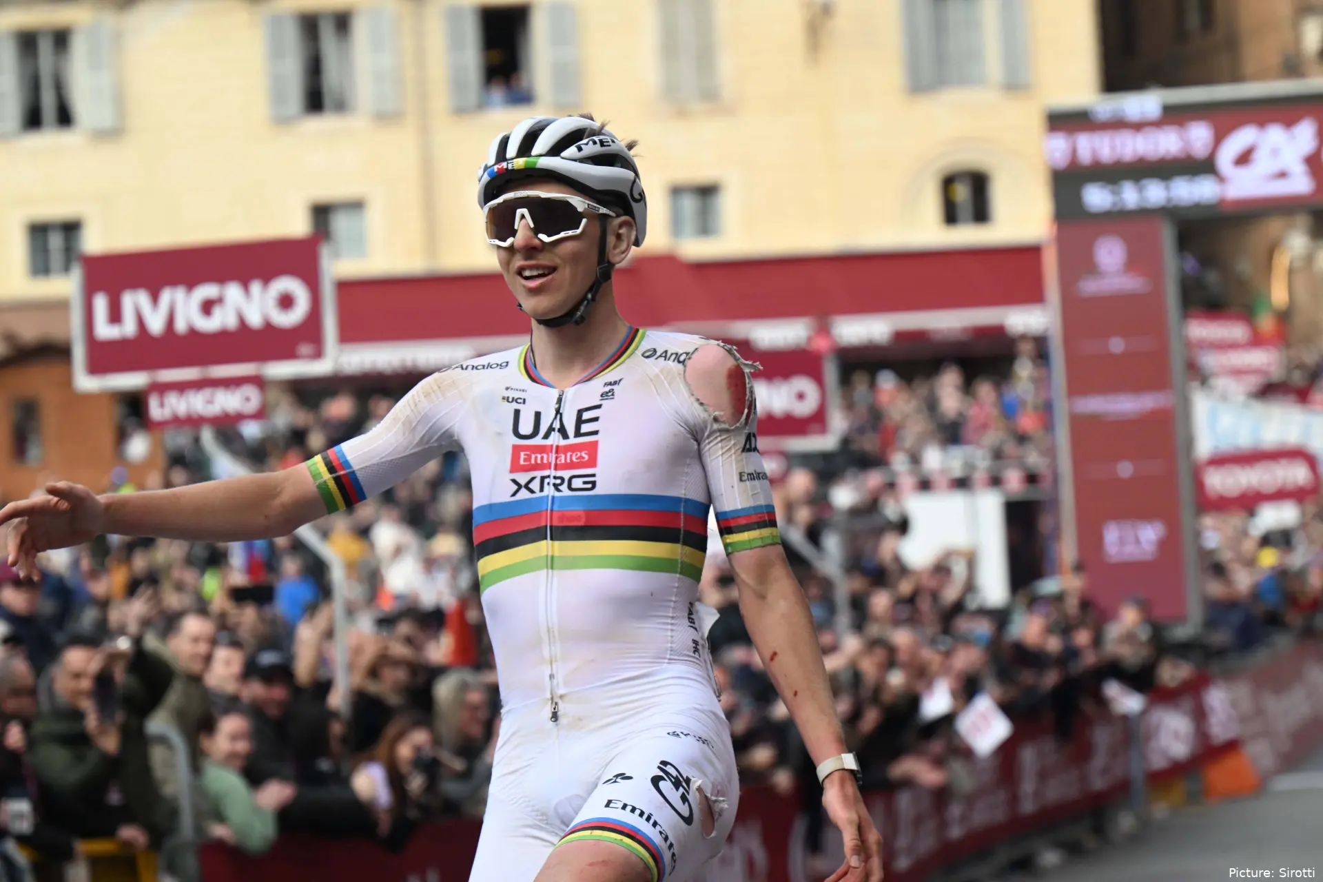 Tadej Pogacar, celebrando su victoria en la Strade Bianche 2025.