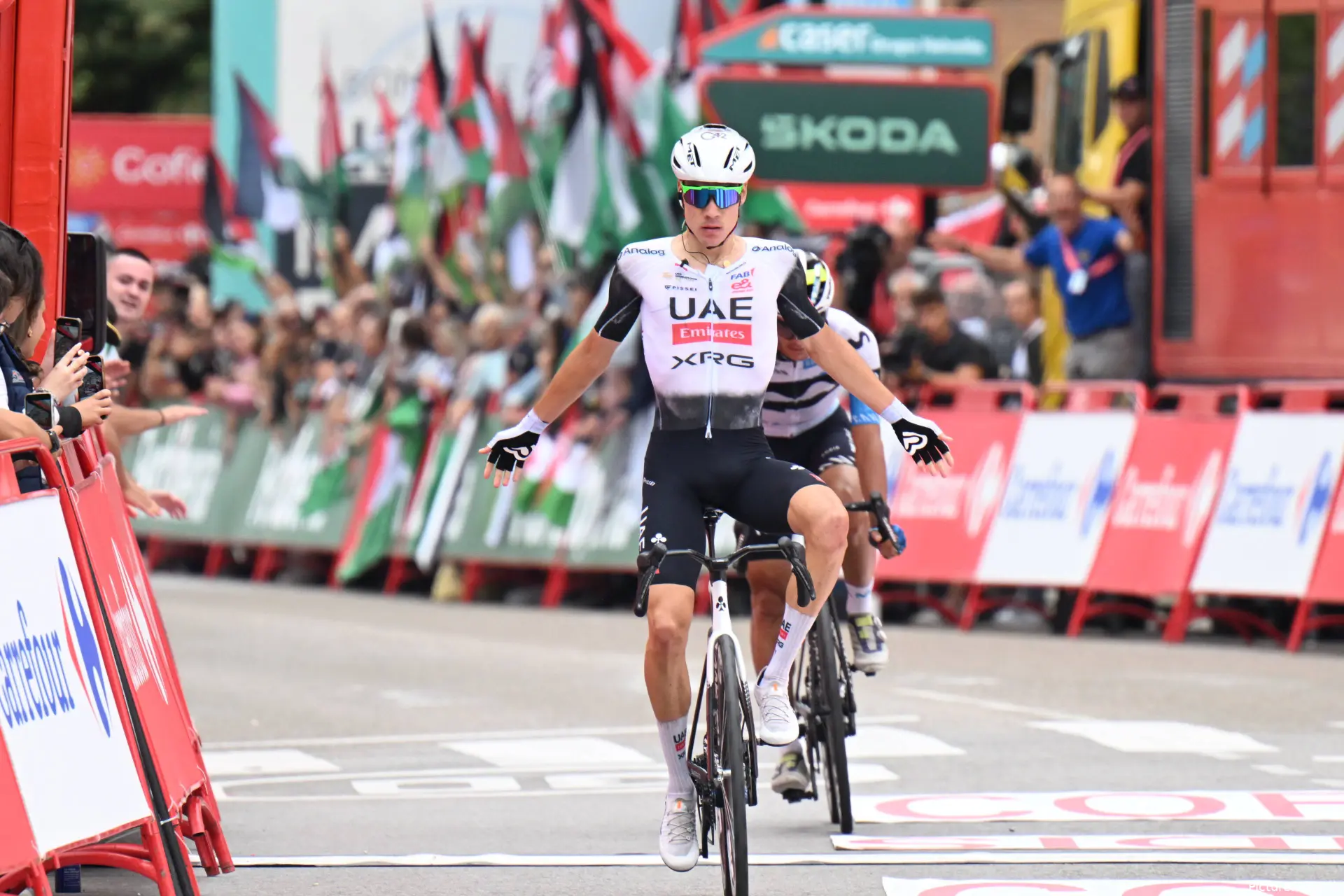 Juan Ayuso, en la Vuelta a España 2025 ganando