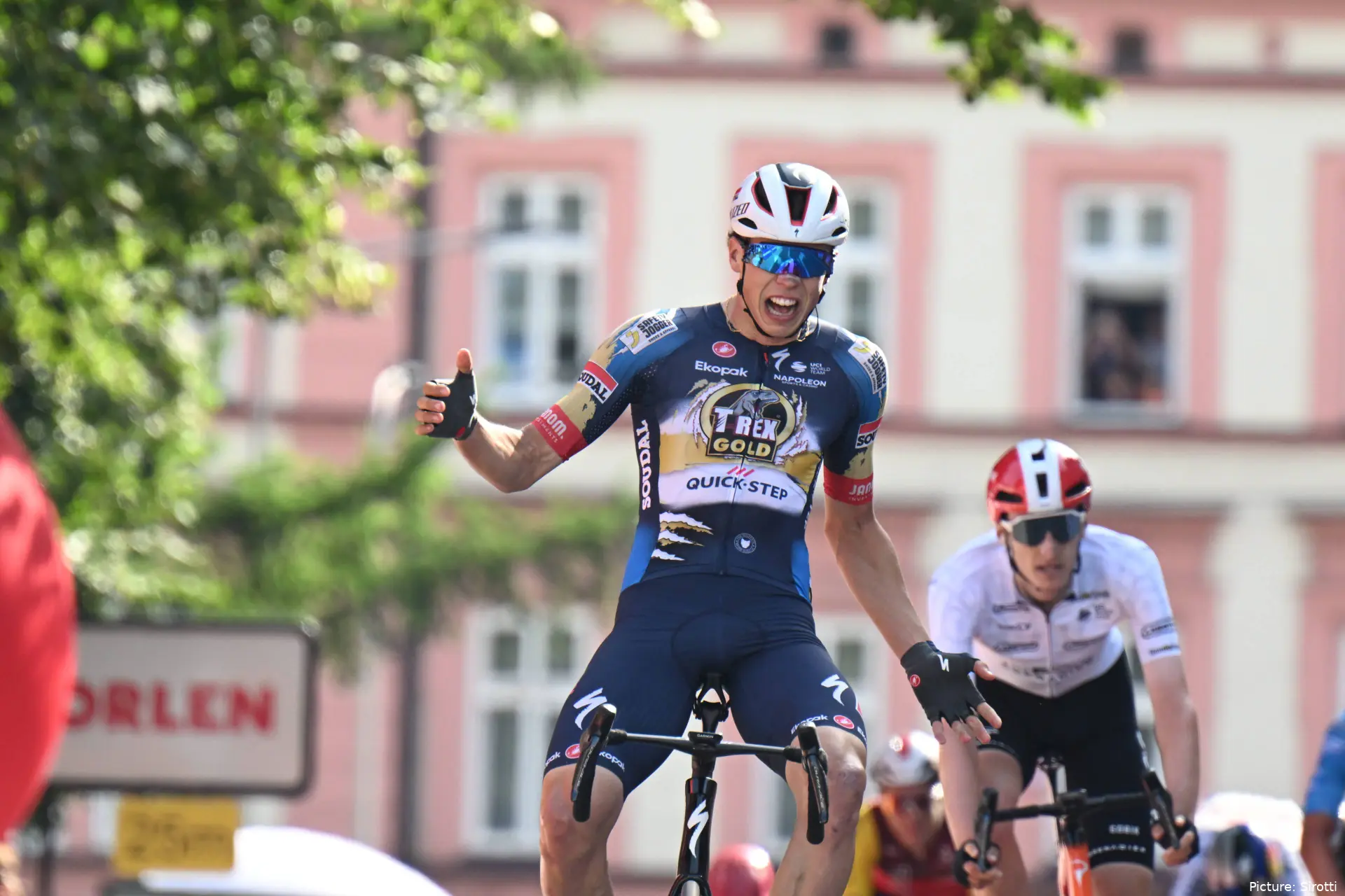 Paul Magnier, celebrando un triunfo de etapa