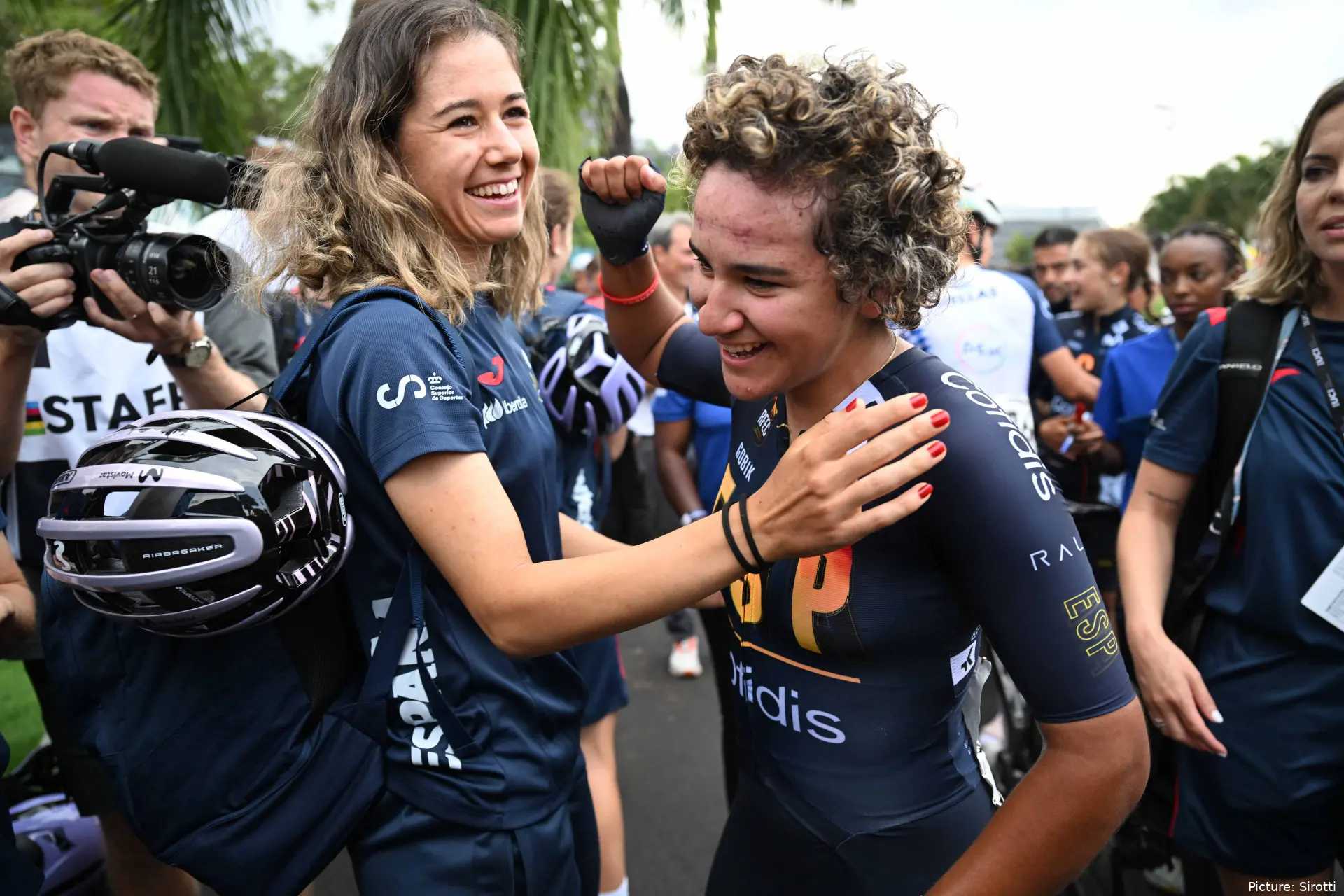 Paula Ostiz, recibiendo la felicitación de Sara Martín tras su Oro del Mundial de Kigali