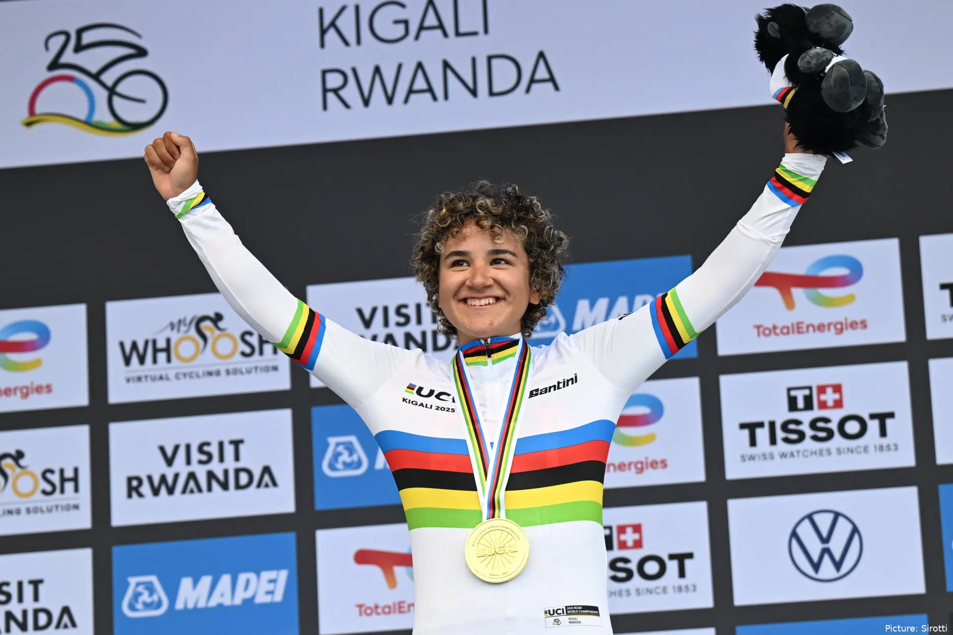 Paula Ostiz, con la medalla de oro del Mundial en Ruta Júnior 2025