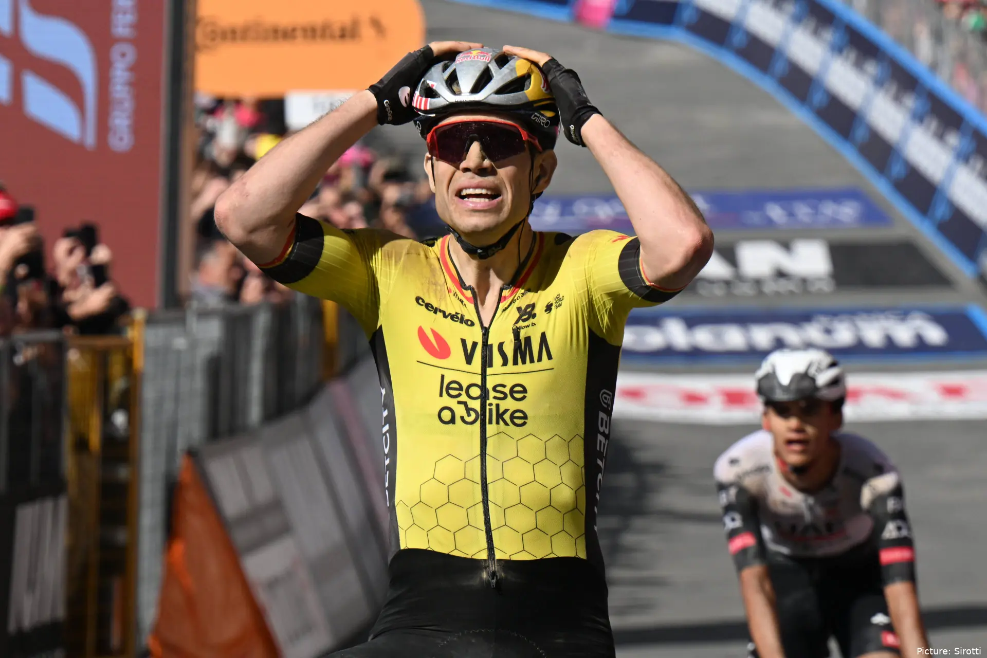 Wout van Aert, celebrando su victoria de etapa en el Giro de Italia 2025.