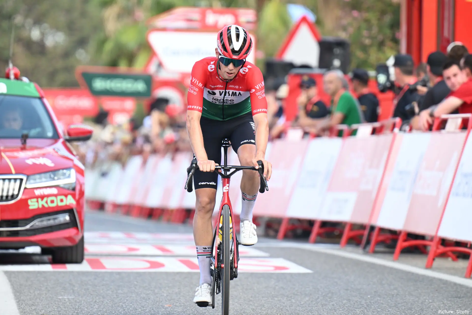 Attila Valter, con el maillot de campeón húngaro en una llegada de la Vuelta a España
