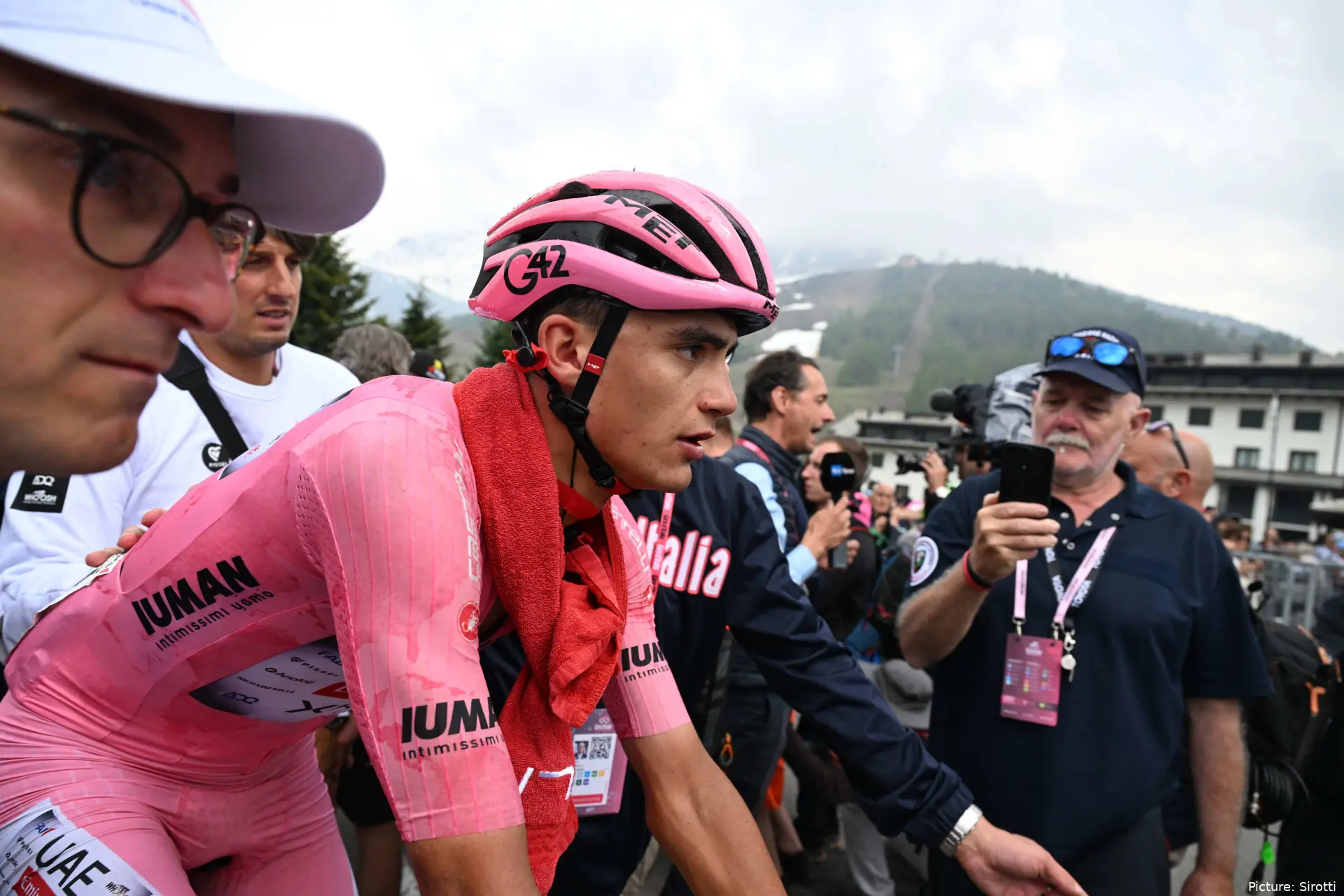 Isaac del Toro en el Giro de Italia 2025, donde llevó la maglia rosa 10 días y terminó 2º