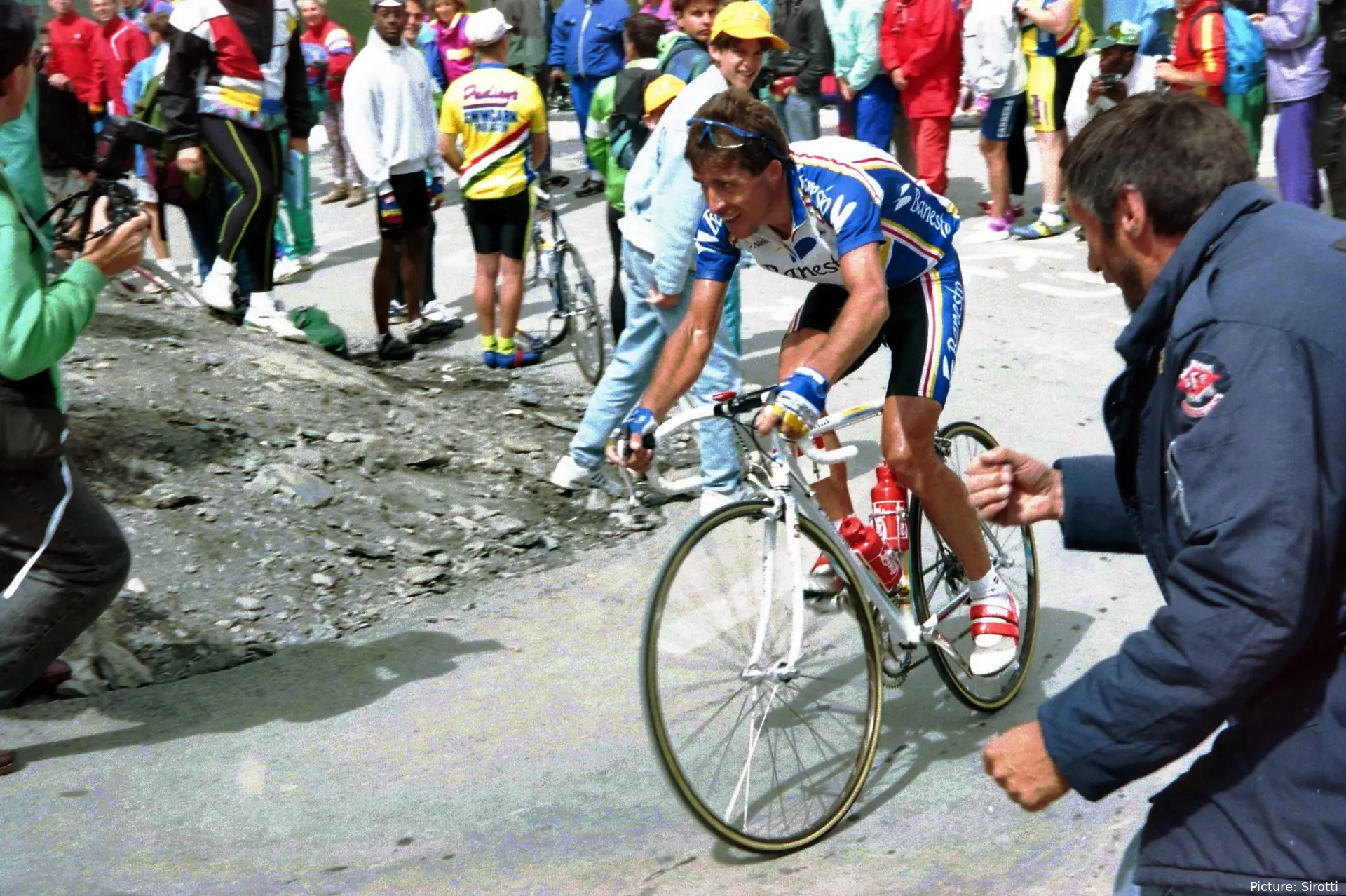 Perico Delgado, con los colores del equipo banesto, en plena ascensión en el Tour de Francia