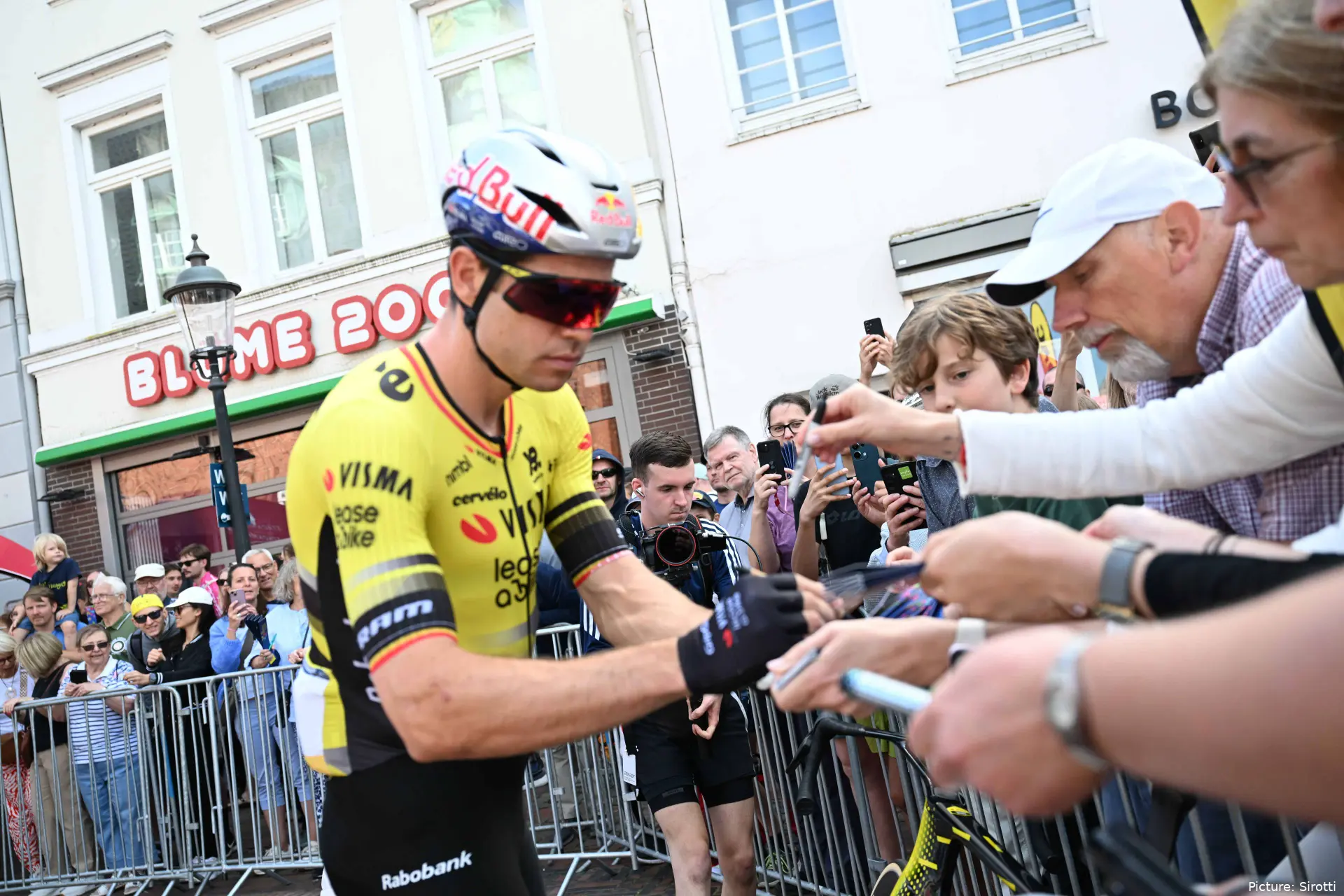 Wout van Aert, firmando autógrafos