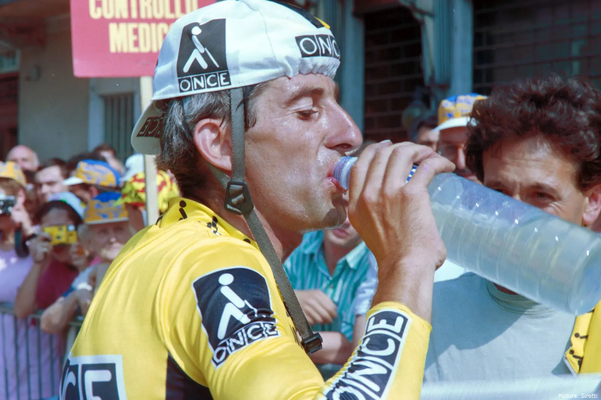 Marino Lejarreta bebiendo agua con los colores de la ONCE de Manolo Saiz.