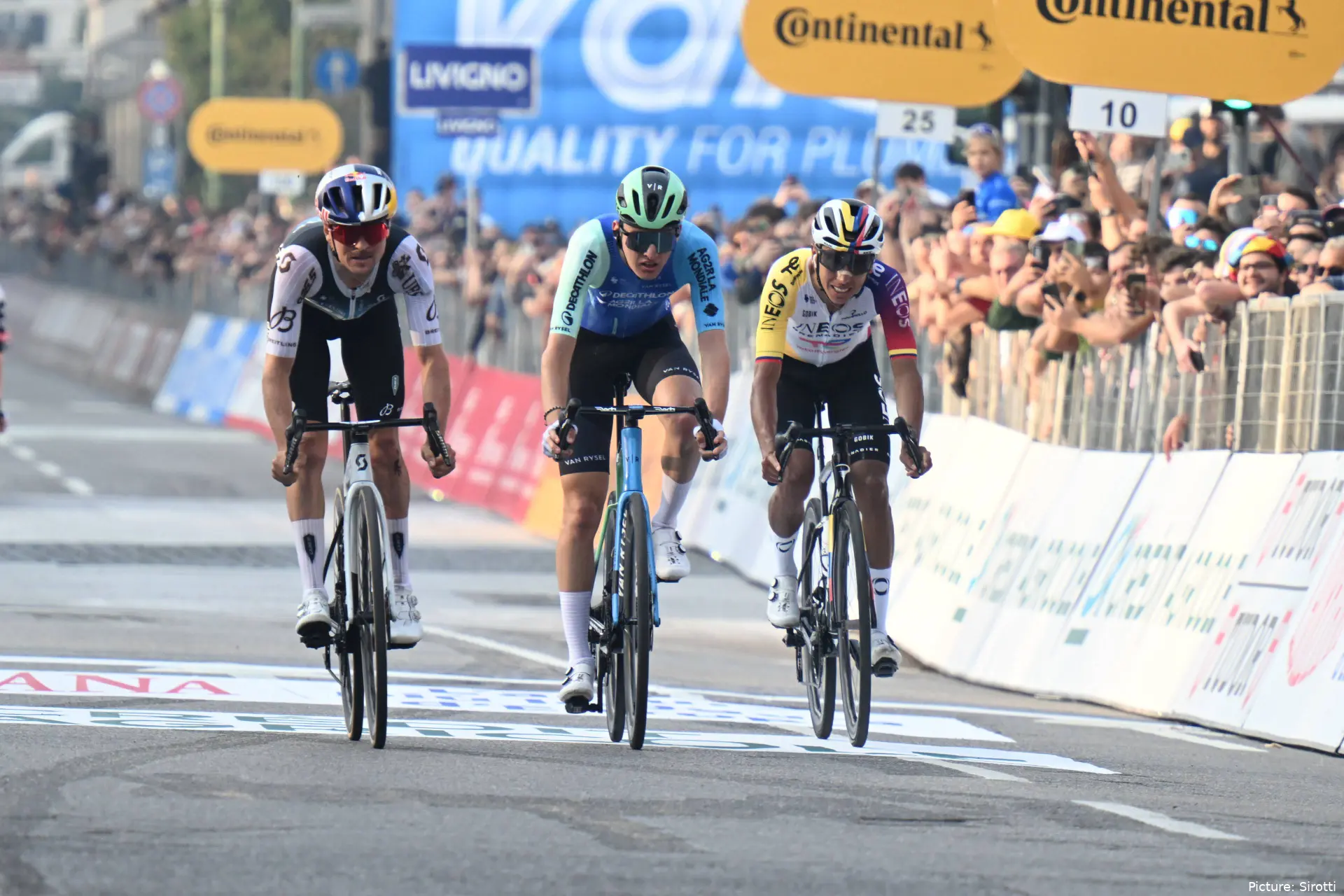 Paul Seixas, entrando en meta en Il Lombardia junto a Bernal y Pidcock